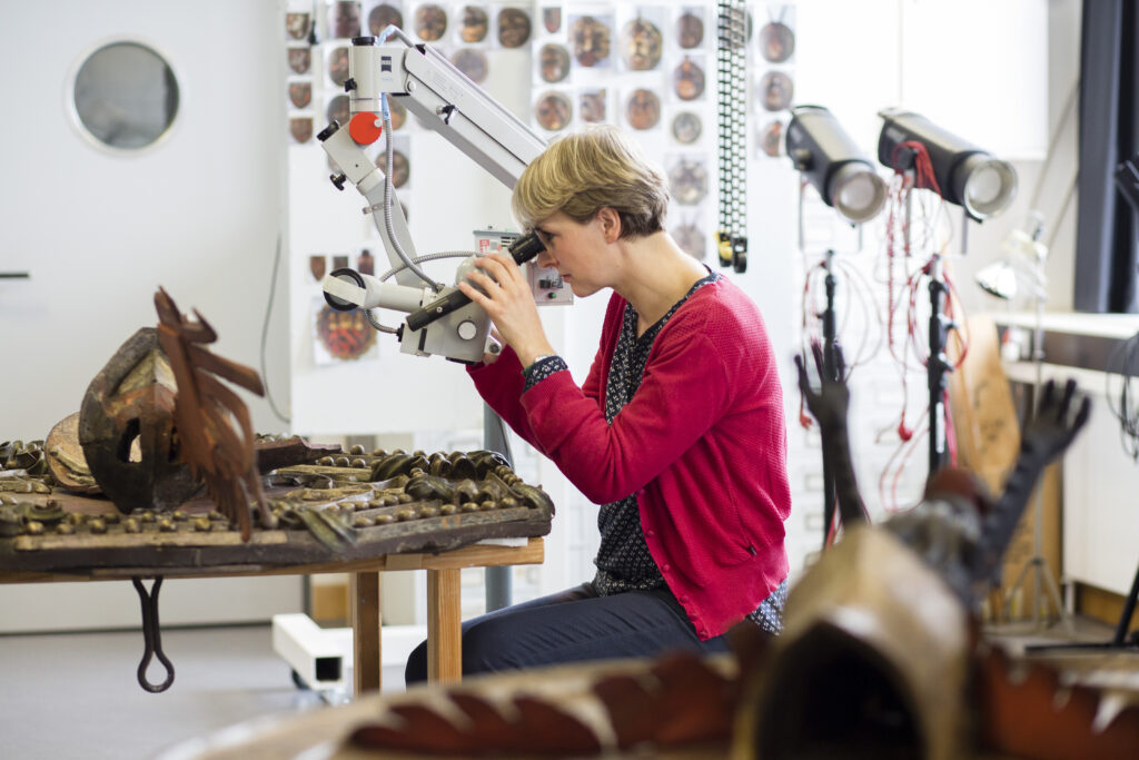 Eine Kunsthistorikerin ueberprueft einzelne Totenschilde auf Veraenderungen im Laufe der Jahrhunderte am Germanischen Nationalmuseum, Nuernberg, 14.10.2016; Copyright: DAAD/Jan Zappner